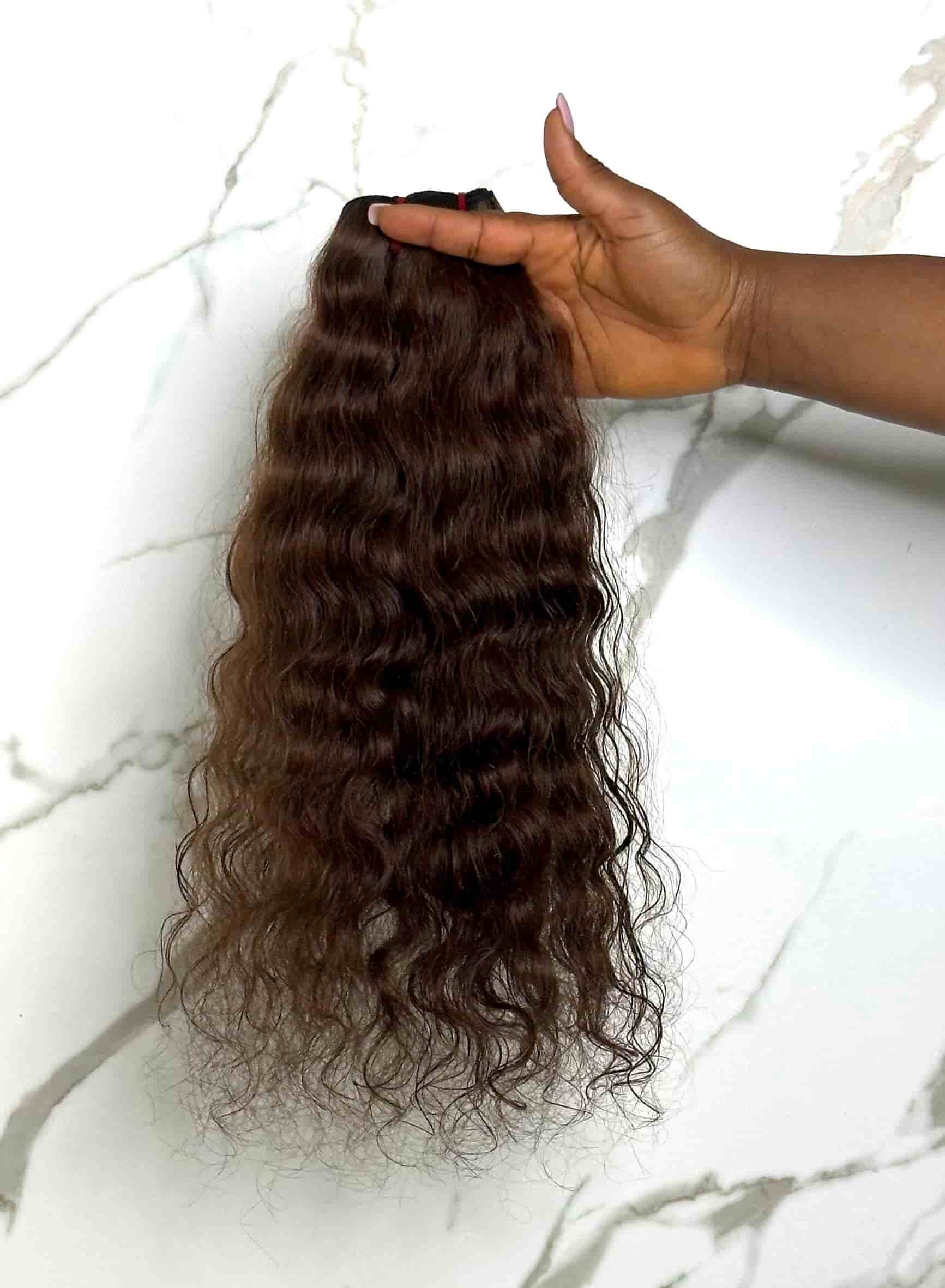 Boule de mêches cheveux indiens qualité remy temple hair donneur unique texture ondulée brun clair